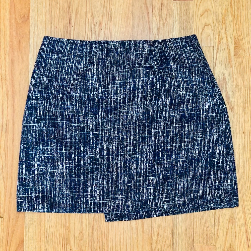 ✨ LOFT Tweed Mini Skirt with Button Detail – Navy Multi, Size 12 NWT ✨ - Picture 5 of 5
